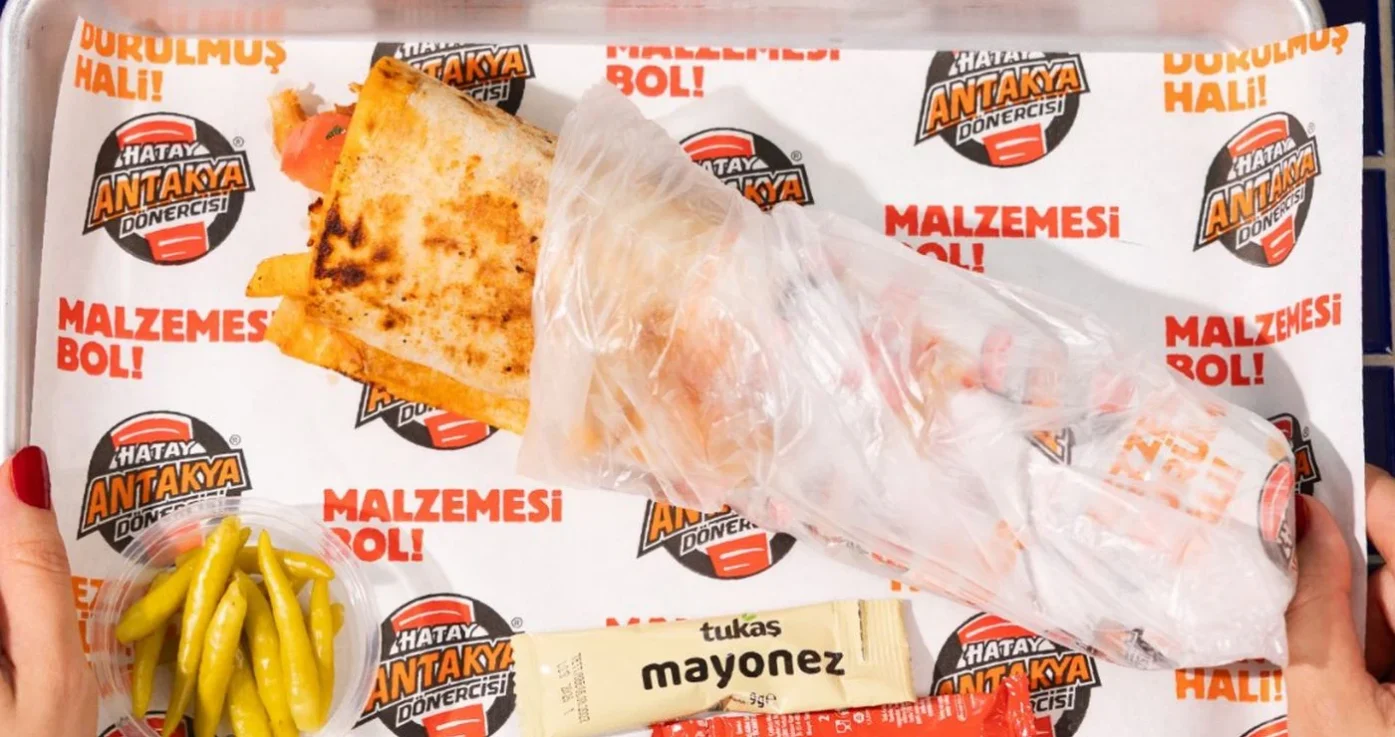 Hatay Antakya Dönercisi çekimi: dürüm, turşu ve sos paketleri