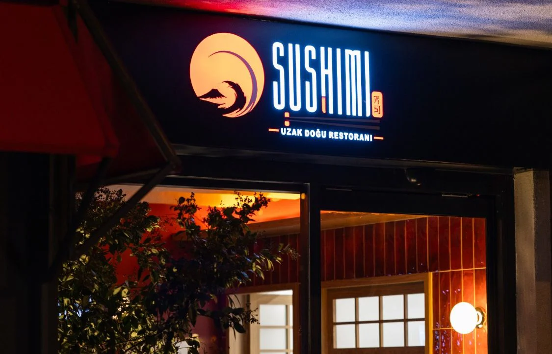 Sushimi Uzak Doğu Restoranı Üsküdar şubesi tabelası ve girişi